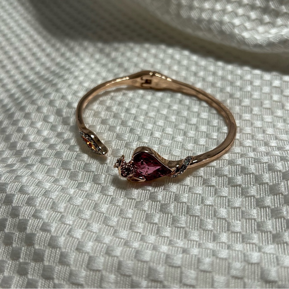 Brand new Gold bracelet with pink stone heart